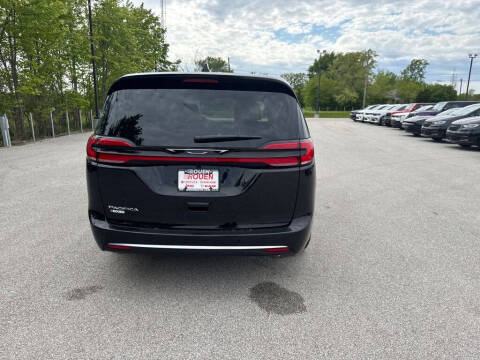 2027 Chrysler Pacifica Select