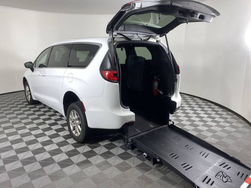 2024 Chrysler Pacifica Touring