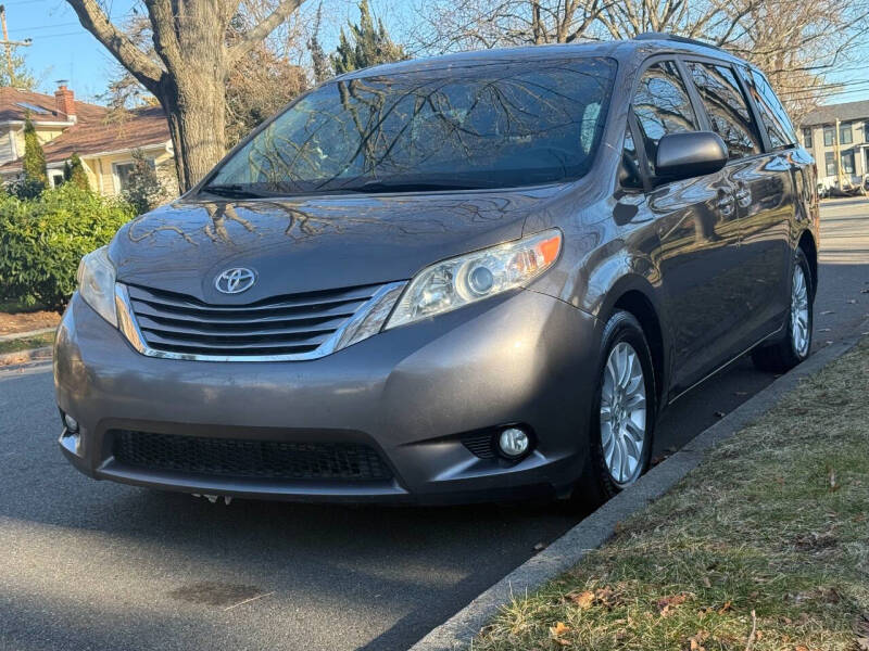 2016 Toyota Sienna XLE's photo