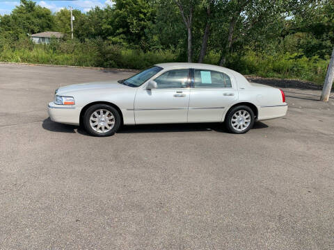 2006 Lincoln Town Car for sale at Auto Acceptance in Tupelo MS