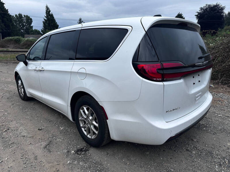 2025 Chrysler Pacifica Select