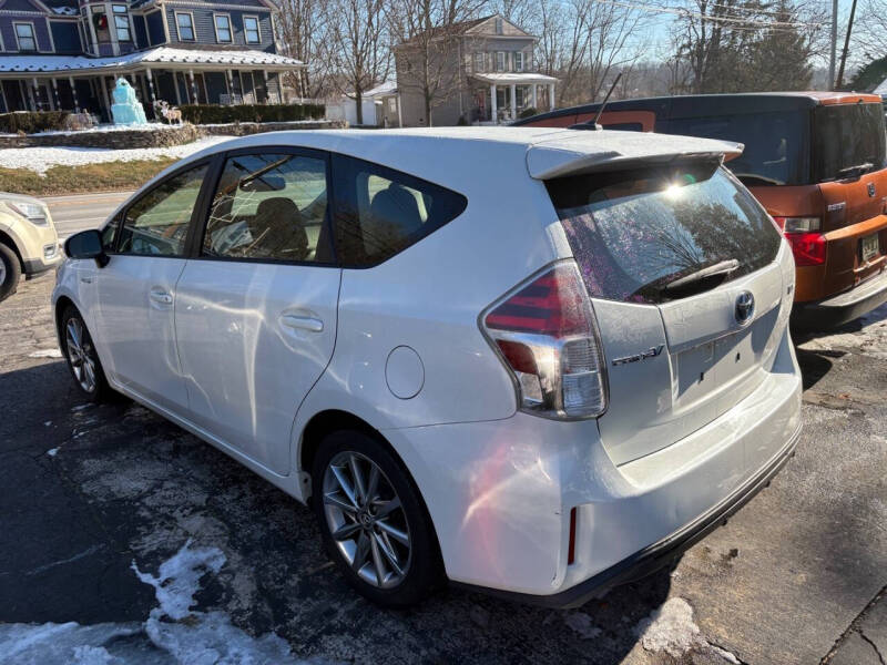 2015 Toyota Prius v Five