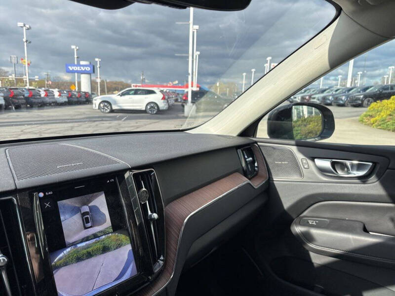 2024 Volvo XC60 B5 Plus Dark Theme