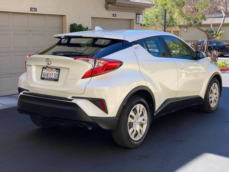 2019 Toyota C-HR LE photo 9