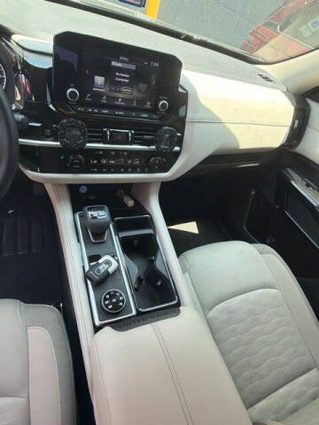 2025 Nissan Pathfinder SV