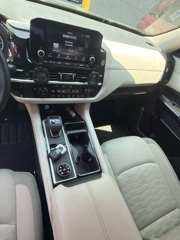 2025 Nissan Pathfinder SV
