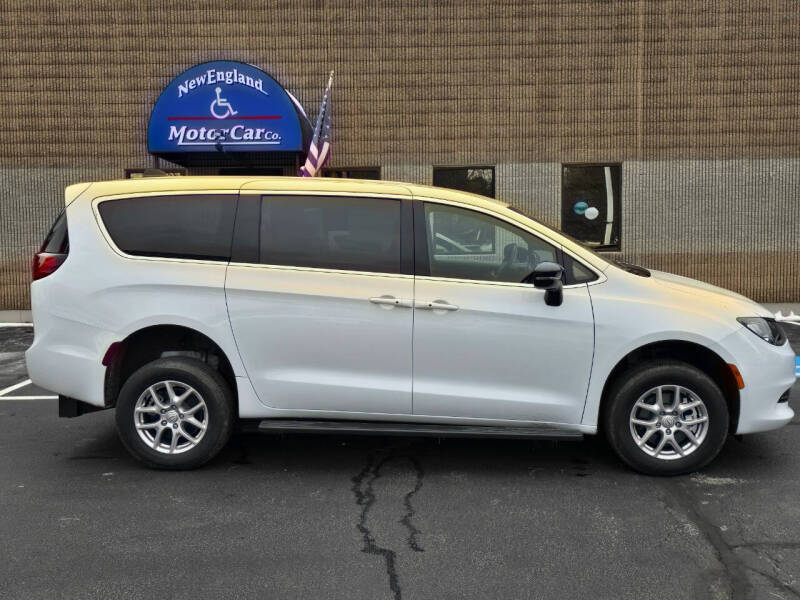 2025 Chrysler Voyager LX