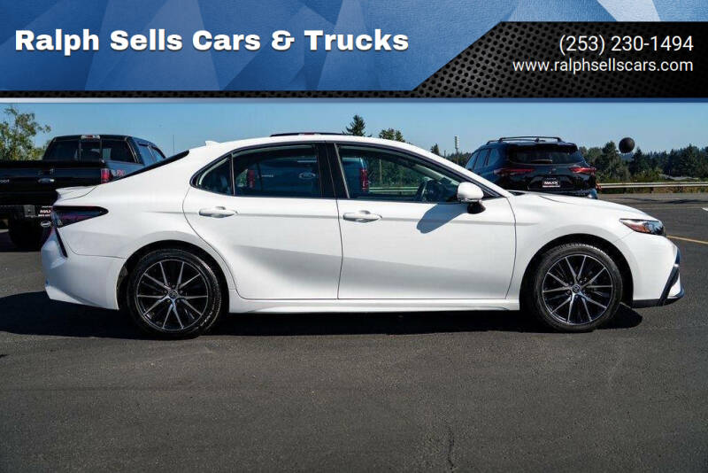 2024 Toyota Camry SE's photo