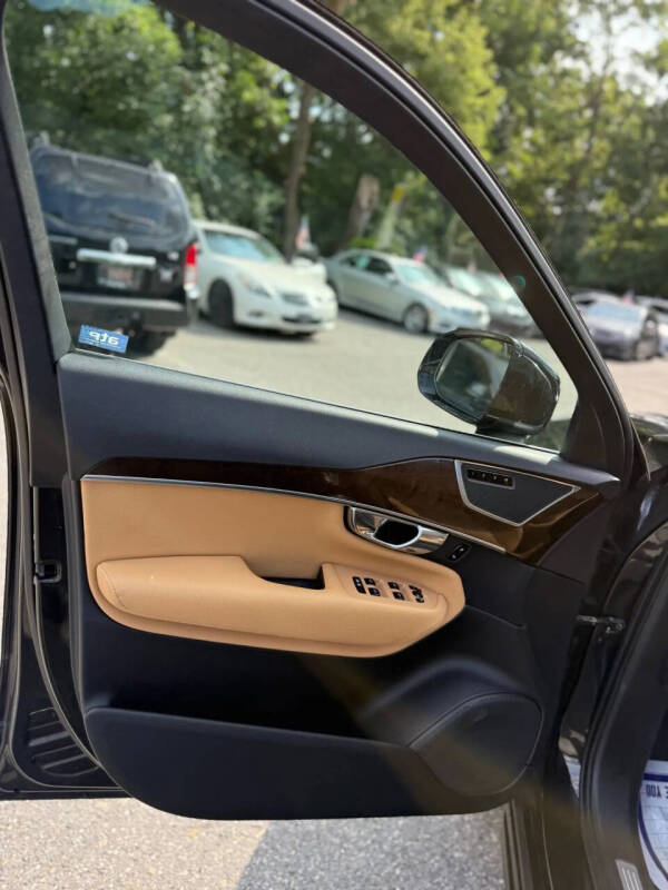 2016 Volvo XC90 T6 Momentum