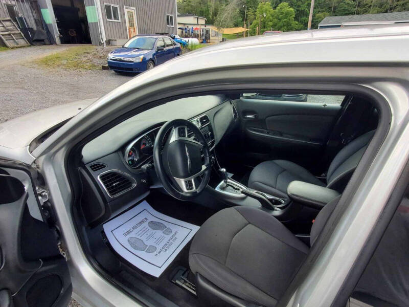 2012 Chrysler 200 Touring photo 6