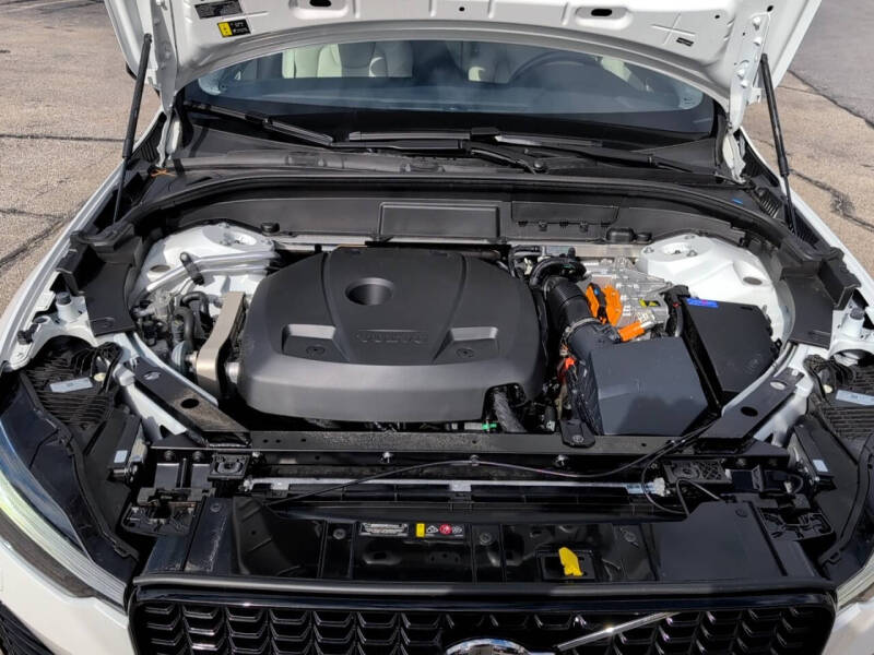 2025 Volvo XC60 T8 Plus Dark Theme