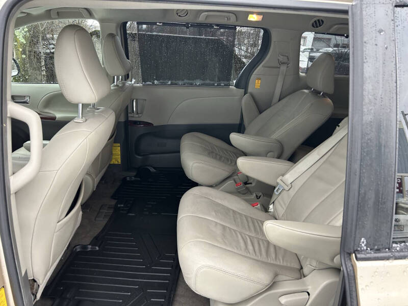 2014 Toyota Sienna XLE 8-Passenger