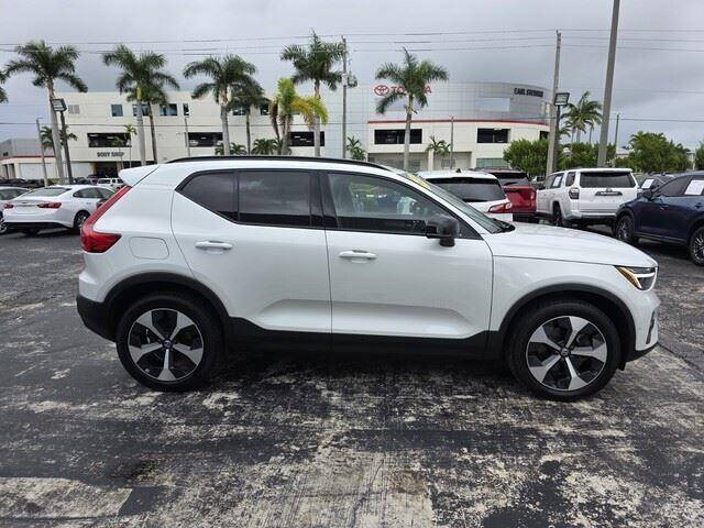 2024 Volvo XC40 B5 Plus Dark Theme