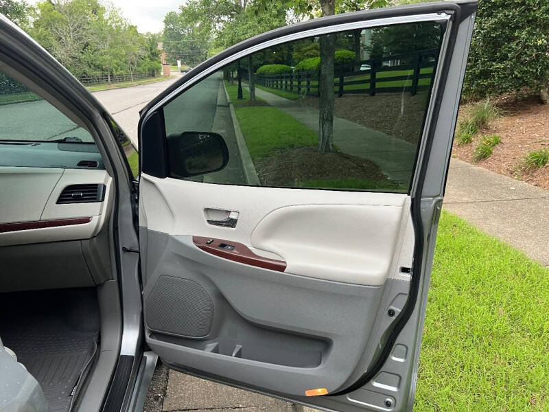 2012 Toyota Sienna XLE 7-Passenger Auto Access Seat