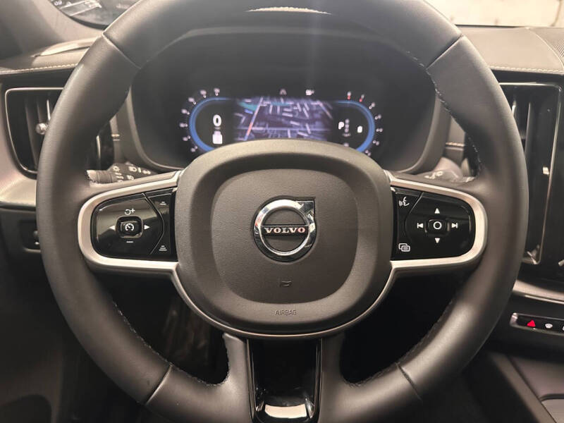 2022 Volvo XC60 B6 R-Design