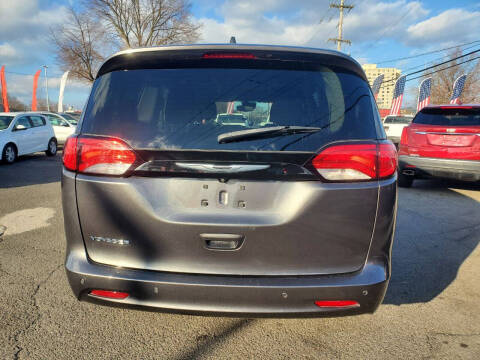 2022 Chrysler Voyager LX
