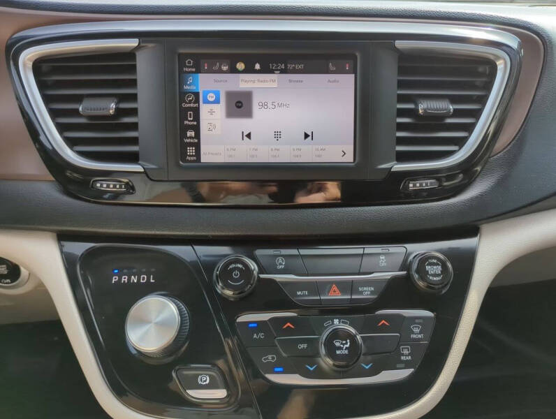 2023 Chrysler Voyager LX