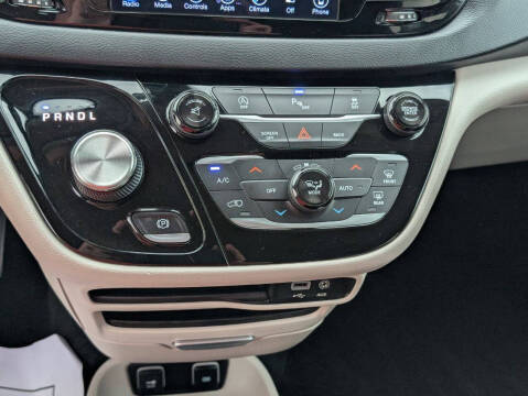 2017 Chrysler Pacifica Touring-L