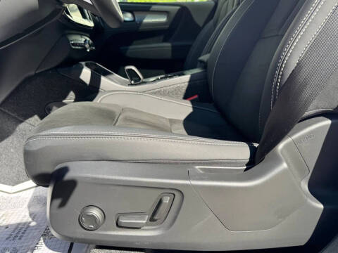 2025 Volvo XC40 B5 Plus Dark Theme