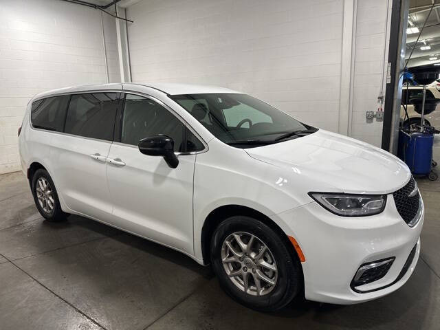 2025 Chrysler Pacifica Select