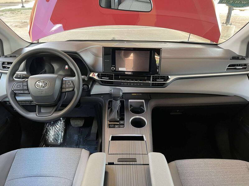 2025 Toyota Sienna LE 8-Passenger