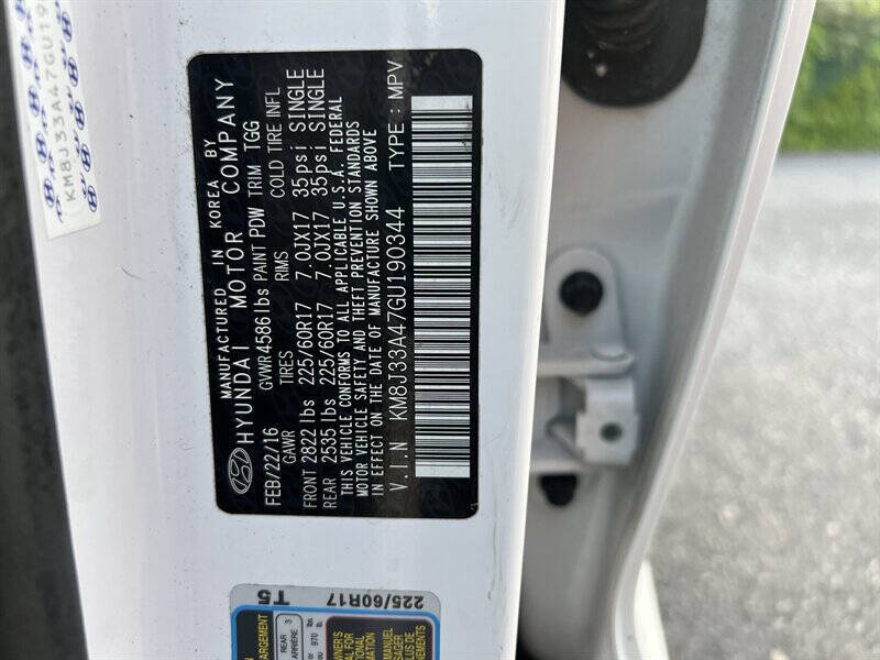 White 2016 Hyundai TUCSON SE 20