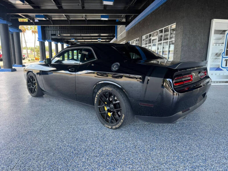 2016 Dodge Challenger 392 HEMI Scat Pack Shaker