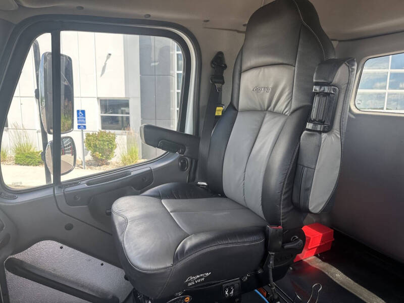 2015 Freightliner M2 106