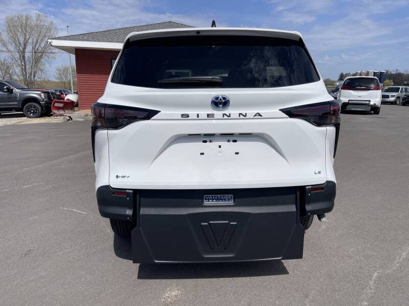2025 Toyota Sienna LE 8-Passenger