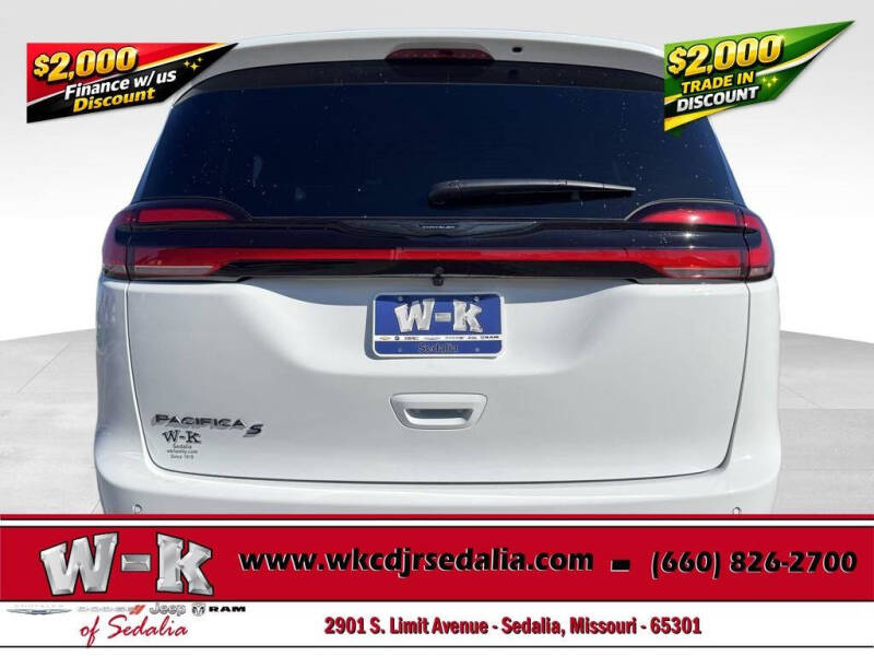 2026 Chrysler Pacifica Select