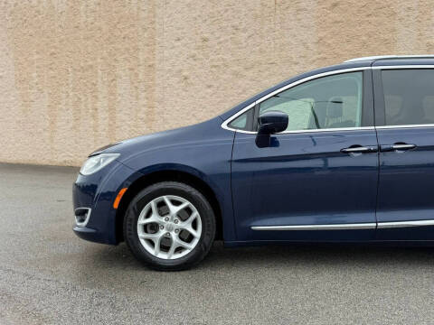 2017 Chrysler Pacifica Touring-L Plus