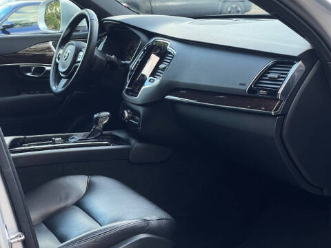 2016 Volvo XC90 T6 Momentum