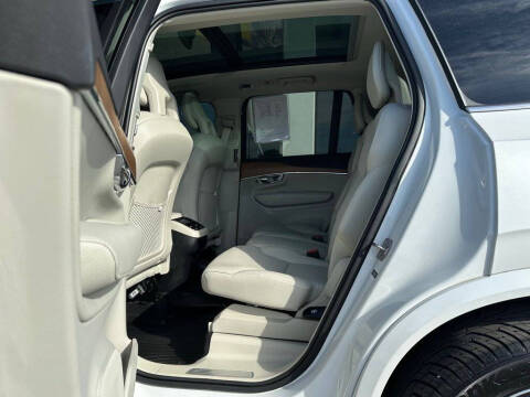 2022 Volvo XC90 T6 Momentum 7-Passenger
