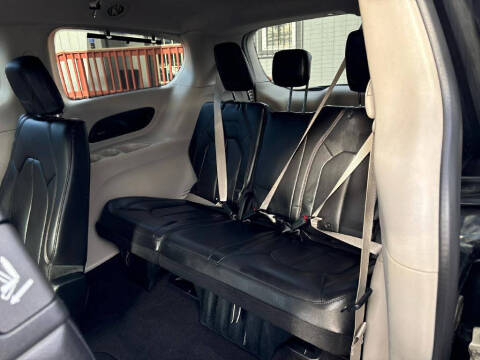 2017 Chrysler Pacifica Touring-L Plus