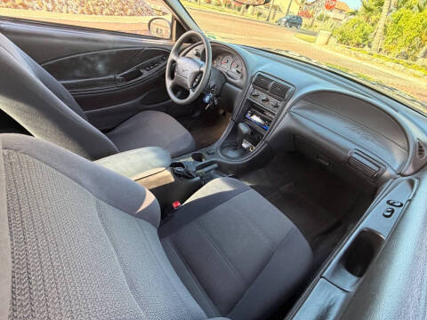 2004 Ford Mustang Deluxe