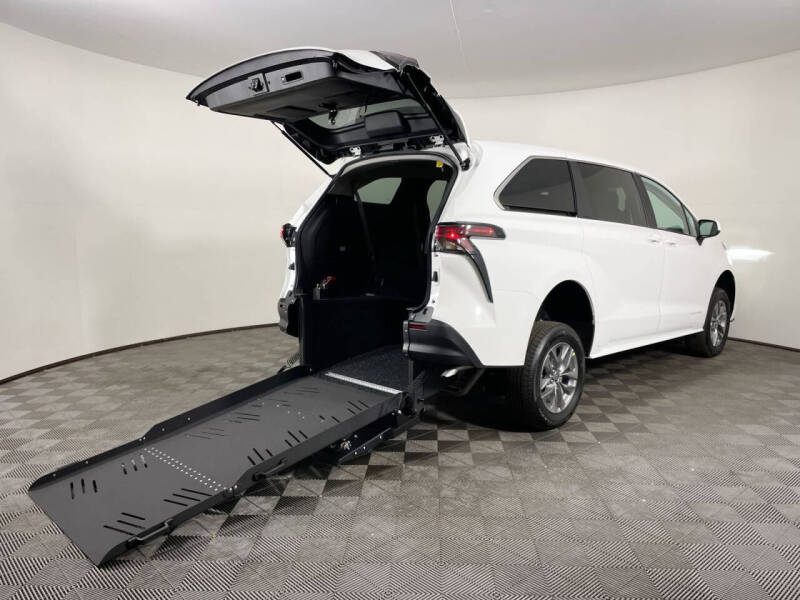 2025 Toyota Sienna LE's photo