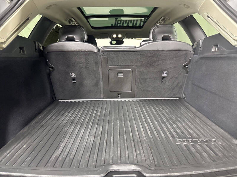 2024 Volvo XC60 B5 Core Dark Theme