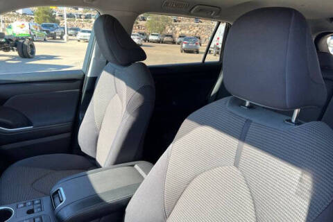 2024 Toyota Highlander LE