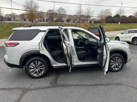 2025 Nissan Pathfinder SV