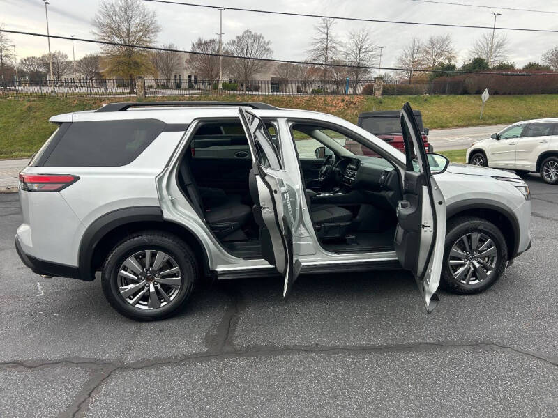 2025 Nissan Pathfinder SV