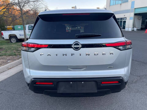 2025 Nissan Pathfinder SV