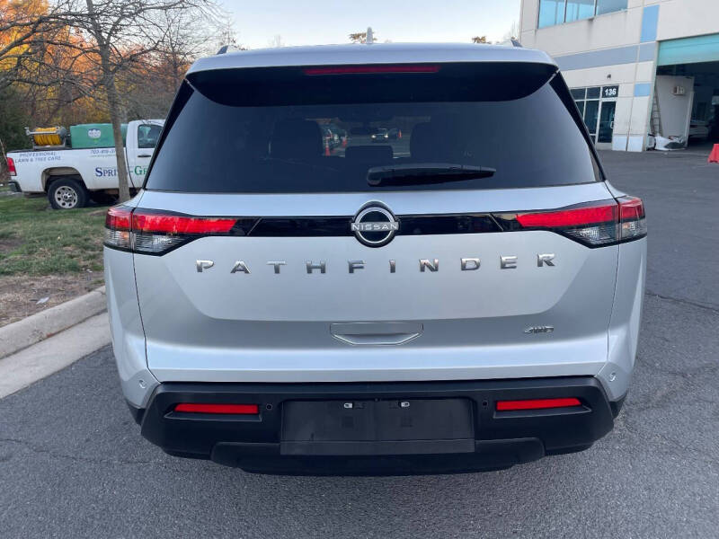 2025 Nissan Pathfinder SV