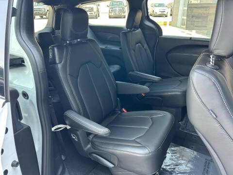 2025 Chrysler Voyager LX