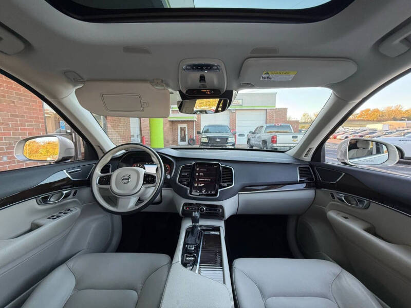 2016 Volvo XC90 T6 Momentum