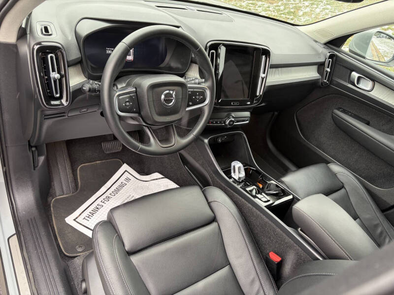 2025 Volvo XC40 B5 Plus Bright Theme