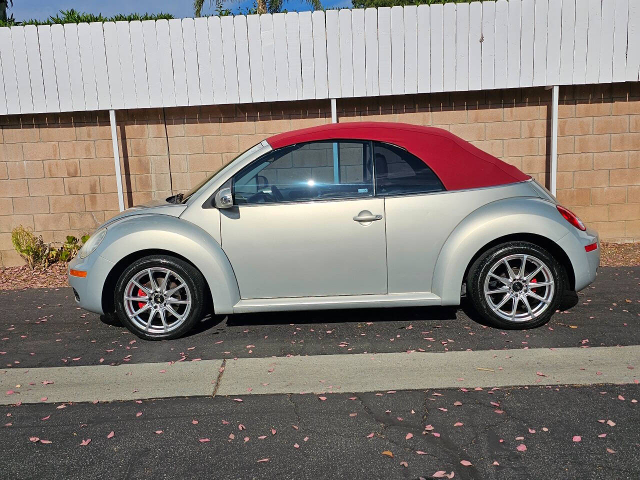 2009 Volkswagen New Beetle Convertible 2