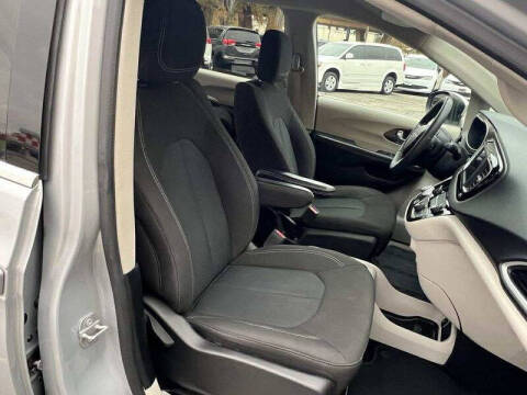 2022 Chrysler Voyager LX