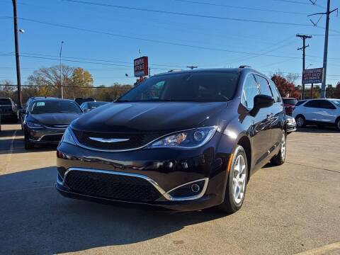2017 Chrysler Pacifica for sale at International Auto Sales in Garland TX
