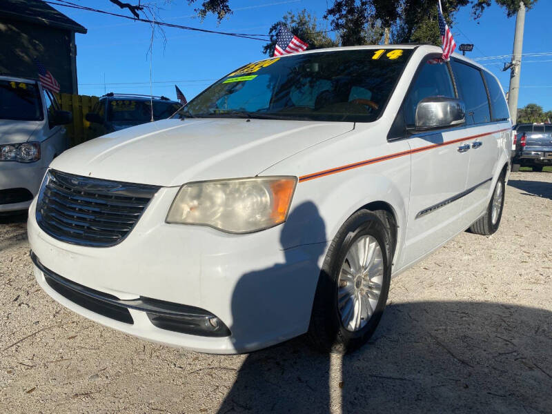 2014 Chrysler Town & Country Limited photo 3