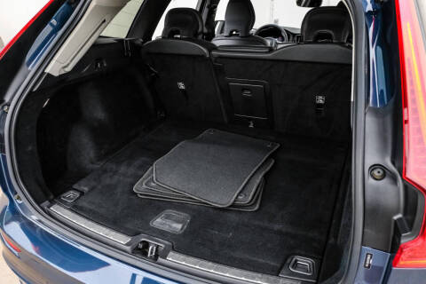 2023 Volvo XC60 B5 Plus Dark Theme